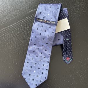 NWT  Tommy Hilfiger Mens 100% Silk Tie Blue with tiny squares